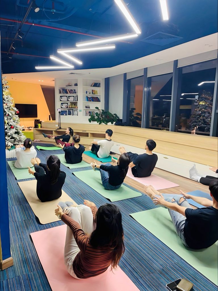 Tập Yoga cho nhân viên tại văn phòng ở TP Entertainment